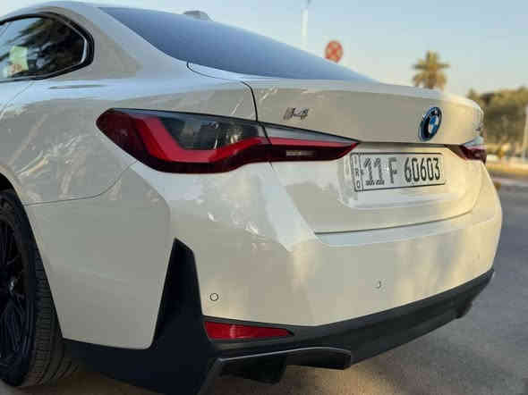 ‏2024 BMW i4 eDrive35 M35  
‏‎ بطارية ليثيوم ايون بسعة البطارية 84 (KWH) تقطع في الشحنة الواحدة ما يقارب الـ 500 كيلومتر
‏‎مدخلين شحن AC / Dc

‏‎الاضافات:
‏‎• فتحة سقف
‏‎• هاند بريك كهرباء مع نظام اوتوهولد
‏‎• عدة انظمة قيادة: Comfort / Sport / Eco Pro 
‏‎• هاند بريك كهرباء HOLD AUTO
‏‎• مقاعد جلدية فاخرة: كهربائية مع ذاكرة تخزين وضعية الجلوس
‏‎• تزيينات كاربون فايبر داخلية
‏‎• شاشة ثنائية منحنية مقاس 14.9 بوصة لنظام المعلومات والترفيه و 12.3 بوصة لشاشة السائق
‏‎• الشاشة تدعم التحكم بالأوامر الصوتية واللمس وإيماءات اليد Gesture Control وتدعم آبل كاربلاي وأندرويد أوتو
‏‎• ماوس للتحكم بالشاشة
‏‎• نظام ملاحة Navigation
‏‎• شاحن لاسلكي للهواتف المحمولة Wireless Charger
‏‎• بلوتوث / نقطة اتصال وايرلس WiFi Hotspot
‏‎• مخارج USB / AUX
‏‎• نظام الرؤية المحيطة 360 درجة بخاصية الـ 3D 
‏‎• تشغيل بدون مفتاح Keyless go
‏‎• نظام الدخول من غير مفتاح Keyless entry
‏‎• حساسات امامية وخلفية
‏‎• نظام تحذير من مغادرة المسار Lane Departure Warning
‏‎• نظام تحذير تغيير المسار Lane Change Warning
‏‎• مساعد الانتباه Attention Assistant
‏‎• مساعد اليقظة Attentiveness assistant
‏‎• نظام تحذير السرعة Speed Warning
‏‎• نظام تدخل التوجيه الذي يساعد في تعديل اتجاه السيارة تلقائيًا للحفاظ على المسار Steering Intervention
‏‎• نظام التحذير من الاصطدام الأمامي والخلفي Forward & Rear Collision Warning
‏‎• مانع انزلاق
‏‎• مثبت سرعة Cruise Control
‏‎• تحكم كامل في المقود مع أوامر صوتية
‏‎• غيارات عالستيرنج Paddle Shifters
‏‎• طارة مدفأة
‏‎• اضاءة ليد داخلية متعددة الألوان Ambient lighting
‏‎• اضاءة ترحيبية
‏‎• أضوية ليزر BMW Laser lights
‏‎• ليد BMW LED headlights
‏‎• مصابيح نهاريةLED ‎
‏‎• مصابيح خلفيةLED ‎
‏‎• جنطات قياس 19 انش
‏‎• مرايا كهرباء
‏‎• مرايا قابلة للطي كهربائيا مع اشارات انعطاف
‏‎• مكيف خلفي منفصل
‏‎***********
