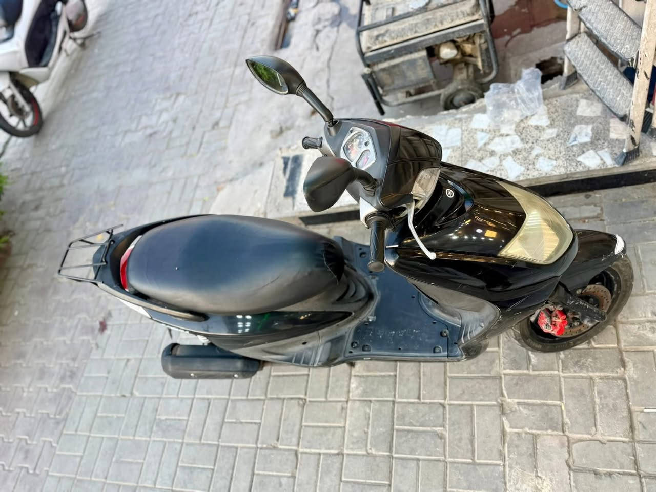 سلام عليكم للبيع دراجة سكنكس نثية – لون أسود أنيق السرعة القصوى: 140 كم نظيفة جدًا – استخدام خفيف – جاهزة للركوب بدون أي مصاريف إضافيه فقط دهن وبانزين 
*********** 
ملاحضه كلشي بيها بلادي
