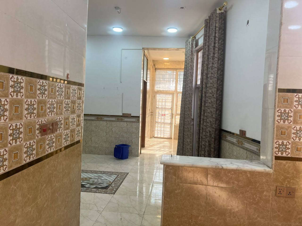 بيت مساحته 140 متر طابو زراعي  بناء حديث يحتوي على غرفتين نوم ومطبخ حار وبارد واستقبال وكلدور وصحيات داخليه وخارجية حي الجزائر شارع انور الحسيني مقابل مولده
145 وبي مجال 
***********
