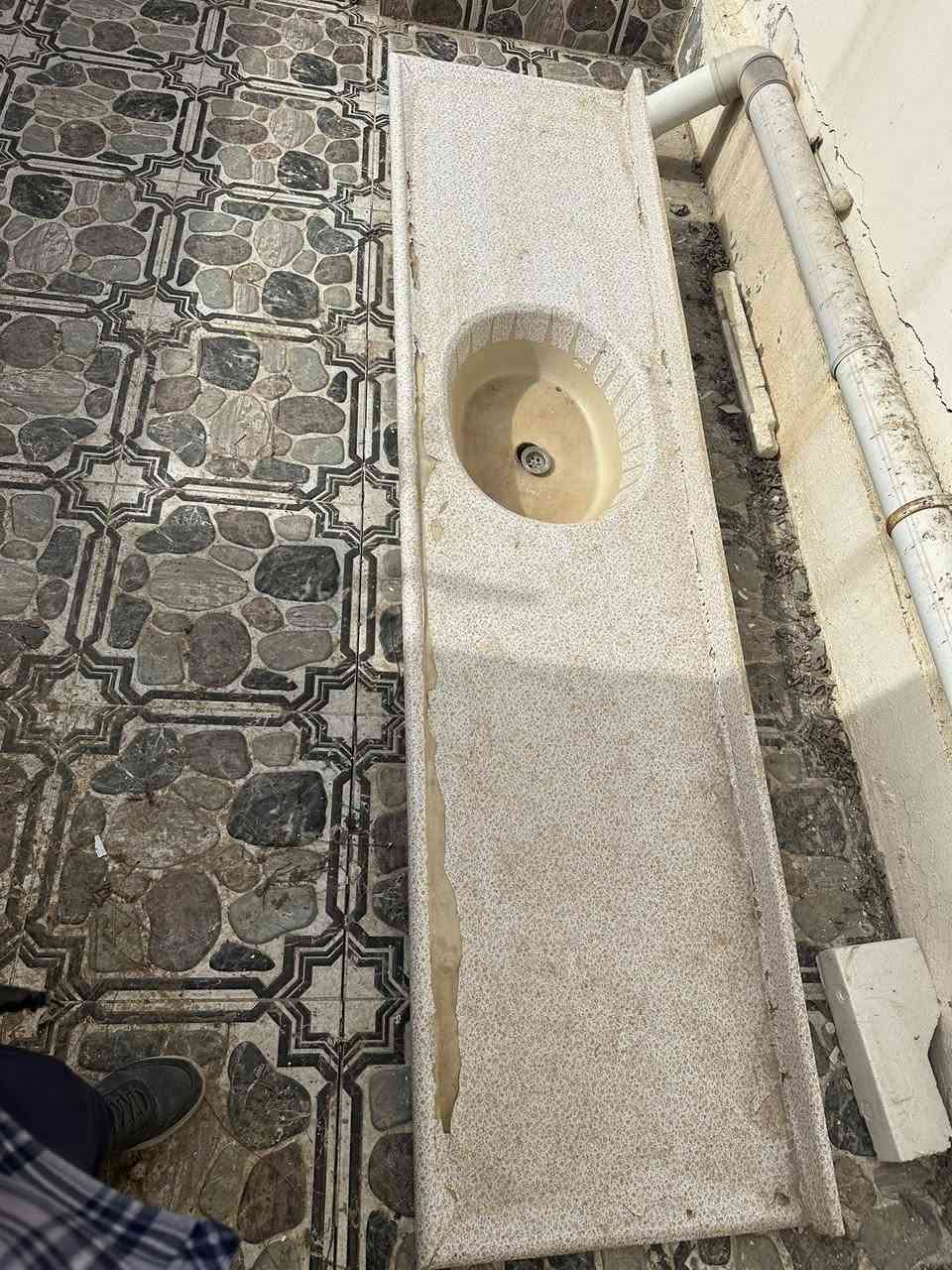 کەوەنتەر بۆ فرۆشتن
موادی سارا 
قیاس ٤ مەتر درێژ
کەوەنتەرەکە بێ عەیبە هیچ شکاوێک خراپ بونێکی نیە 
بۆ زانینی نرخ پەیوەندی بەو ژمارە تەلەفونەوە بکەن
*********** 
شوێن ڕانیە
