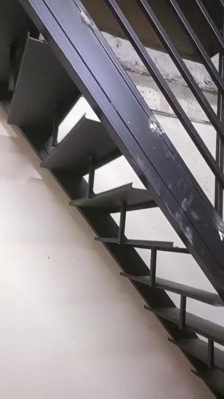 سلام عليكم عندي درج خارجي حديد ثقيل دبل بوري للبيع بايه 3 ملم بغداد حي الخضراء الشراي يتصل ***********
