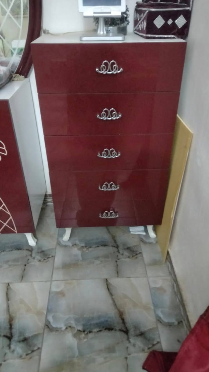 سلام عليكم مستعجل بيع الغرفه النوم 8 قطع سعره 550الف بي مجال عنوان بغداد ام الكبر الغزلان  رقم ***********
