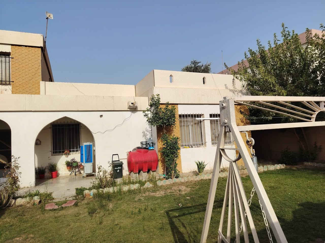 دار للبيع مساحه 400 متر مع فضله 225 متر دوميز حي الضباط
للاستفسار الاتصال على الرقم ***********
