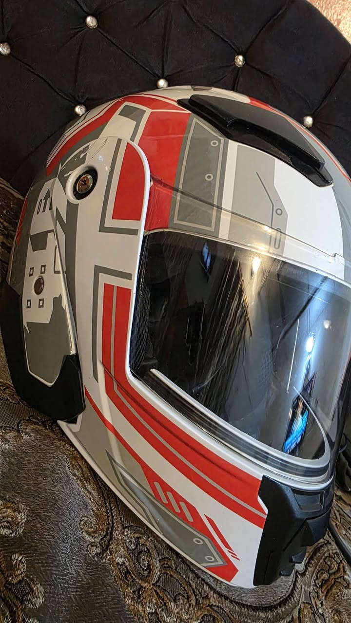 السلام عليكم خوذة للبيع مع سماعات صوتهن كلش حلو خوذة نظيفة بدون ضرر مستخدمه فترة قليله سعرها ٥٠ قفل قياس XLمكاني الحرية *********** واتساب
