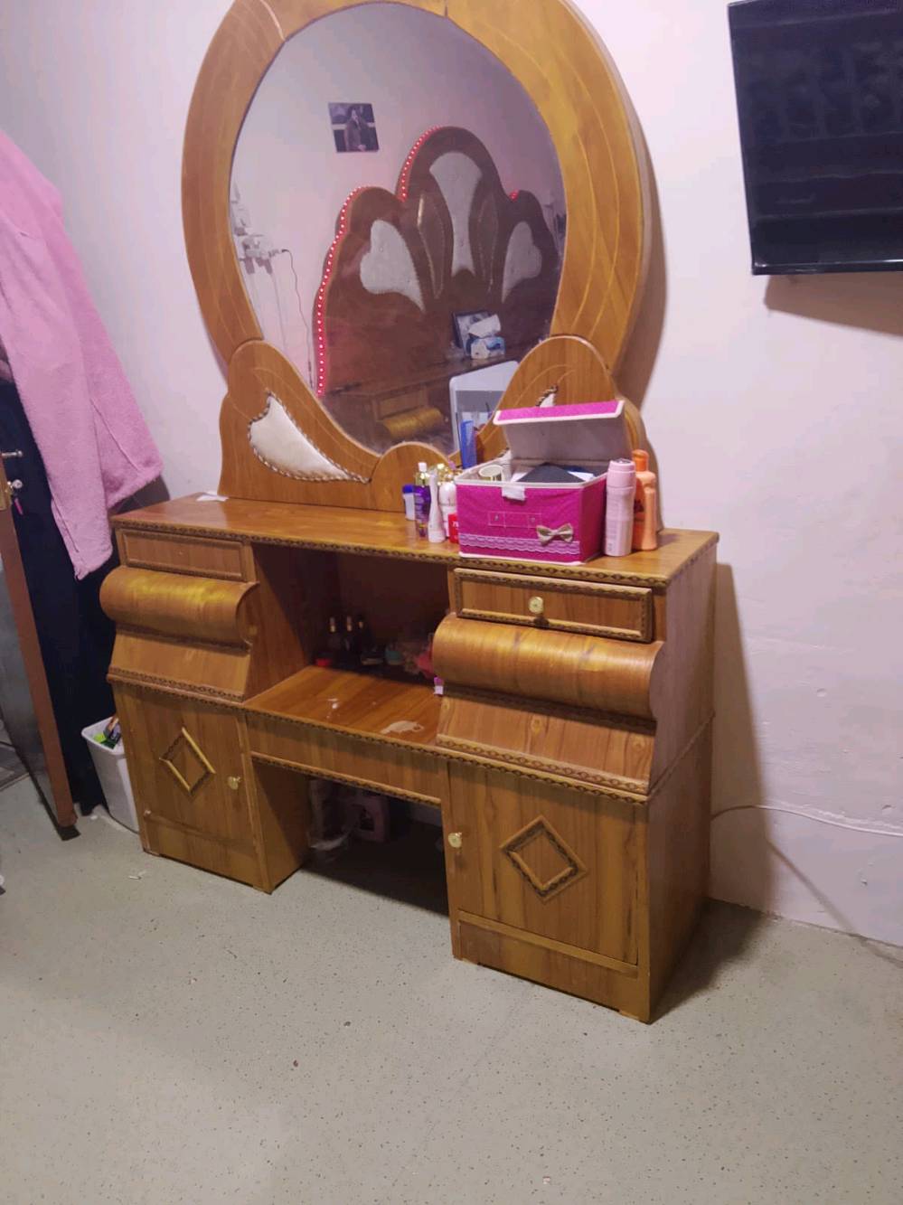 السلام عليكم غرفت نوم البيع جديده احله من الصوره  تجي وشوف كبال عيونك *********** وتواصل وتساب او اتصال سعره 600 وبيهه مجال عنوان كربلاء حي العسكري