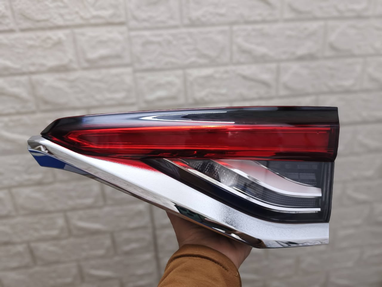 السلام عليكم. ✋
✅ بك لايت كورلا جهة اليمين القطعه المتحركه مع الصندوق وارد صيني شريط LED . 

✅نظافه 90%.

✅ البك لايت نظيف مع الفيش كاملات نظيفات مثل ما موضح بالصور. 🎦

✅سعر البيع على تقيمك.. 💲

✅مكاني بغداد ويوجد توصيل داخل بغداد فقط. 🚕

✅ رقم *********** يوجد واتساب 📲.
