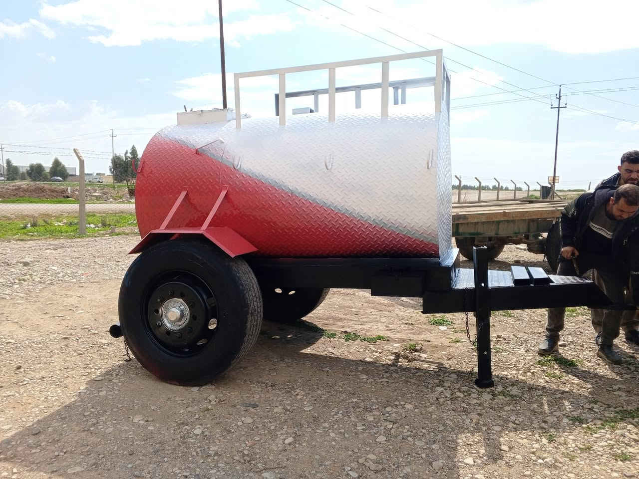 مقطورە حدید درجه اولى
دنكير تريله تاير 22 ونص شاصي بلادي 
15برمیــل  حسب طلب
المكان طوز خورماتو. طریق كركوك بغداد .قرب المطعم جنة العراق.
للاتصال على الرقم
*********** اتصال او واتساب
توجد خدمات توصيل لكافه المحافظات عروضنا مميزه واسعارنا مناسبه
