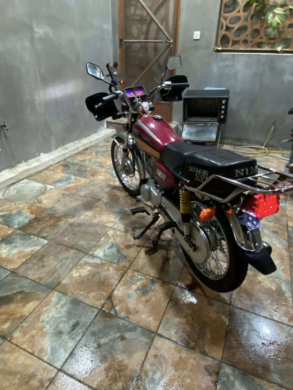 السلام عليكم دراجه ايراني اربعه كير نامه اصلي دراجه كفاله عامه اي نقص مابيه بلاديه وضع شركه ماماشيه ومامفتوح بيها برغي اوراق كامله ومكمركه وجاهزه سعرها ٧٢٥ بيها مجال مكاني بغداد الدوره *********** متوفر اتصال واتساب♥️
