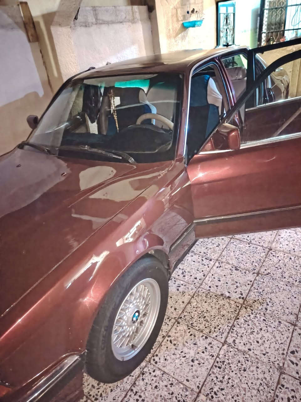 السلام عليكم للبيع موديل 92 730 اصل 8سلندر سنويه بليته سياره جاهزه خير من الله تبريد نقص غاز فقط سنويه ساقطه  معروضه ٥٥ وبيه مجال مكان سياره بابل جبله رقم *********** بالخدمه
