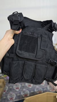 شونكم يابة"  بدلة عسكرية لون اسود سادة كاملة هية والجعبة والجنطة نضافة...