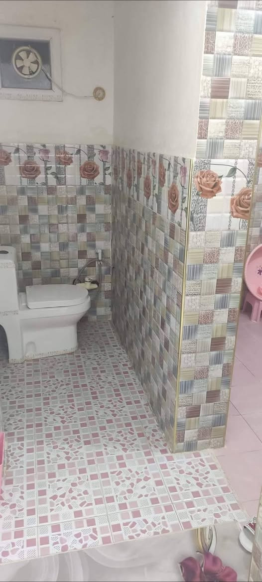 🏡 دار تجاري للبيع في البصرة – الصالحية (شارع العام)
📍 الموقع: الصالحية، على الشارع العام (شارع مبلط – مقرنص – كهرباء دفن)
📐 المساحة:
مساحة الدار: 170 متر
خلف الدار قطعة أرض: 100 متر (بباب مستقل على الفرع)
🏠 تفاصيل البناء: 🔹 طابقين – بناء حديث
الطابق الأرضي: طابوق
الطابق الثاني: فرمستون
🟢 الطابق الأرضي:
ديوان كبير (8م × 4.5م)
مطبخ كبير
صالة واسعة
غرفة كبيرة
مجمع صحيات كبير
🔵 الطابق الثاني:
4 غرف كبيرة
صالة كبيرة
✨ مناسب للاستثمار التجاري + موقع حيوي على شارع رئيسي
📞 للاستفسار: *********** البصرة, العراق
