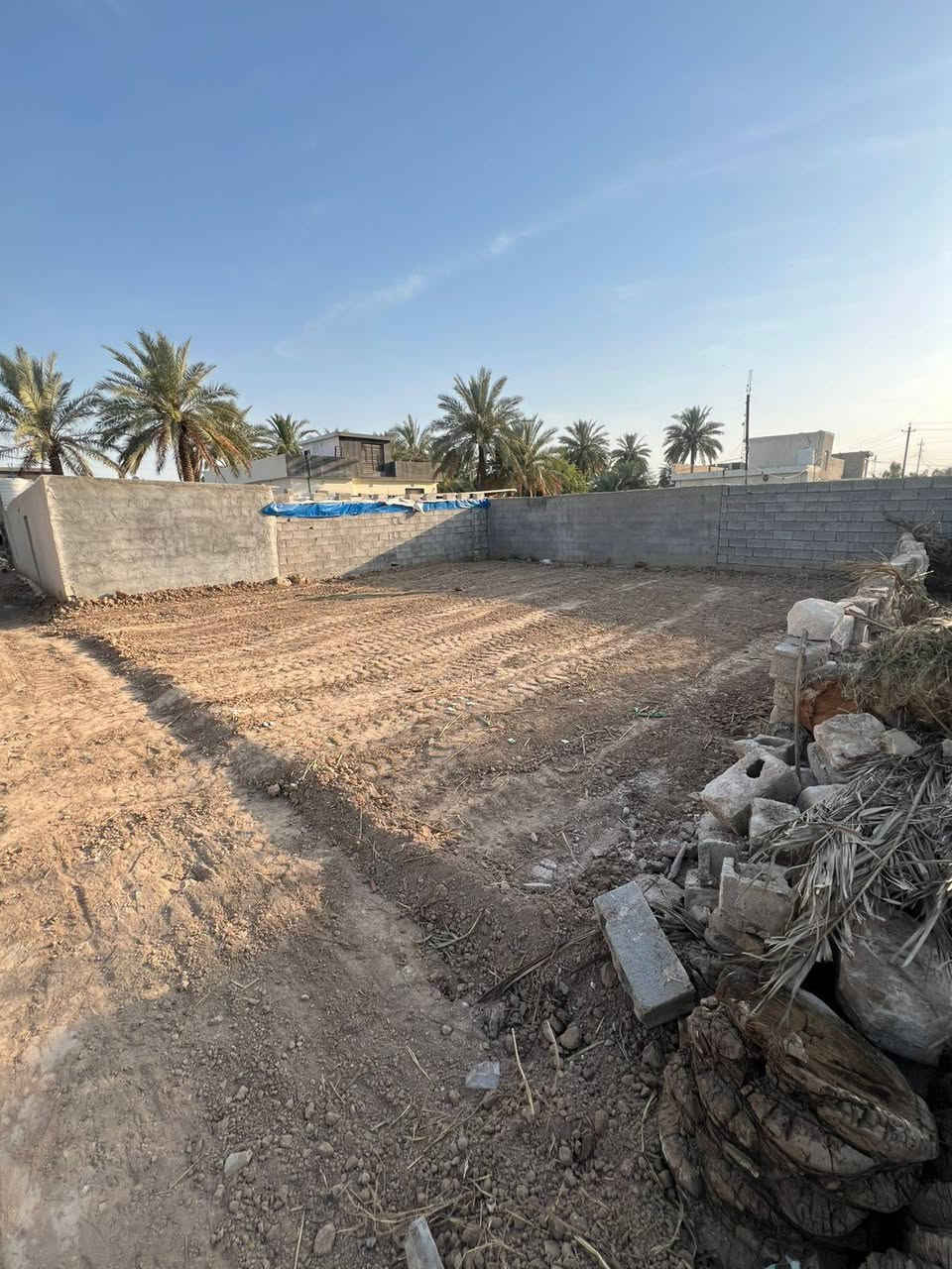 قطعة ارض للبيع مربعة الشكل المساحه 150م واجه 12ونص ونزال12ونص المدائن سلمان باك خلف البانزخانة مال المدائن قرب جامع السلام موجودة كل الخدمات من ماء. وكهرباء ومدفونة  ومشموله بلطابو التواصل على الرقم ***********
