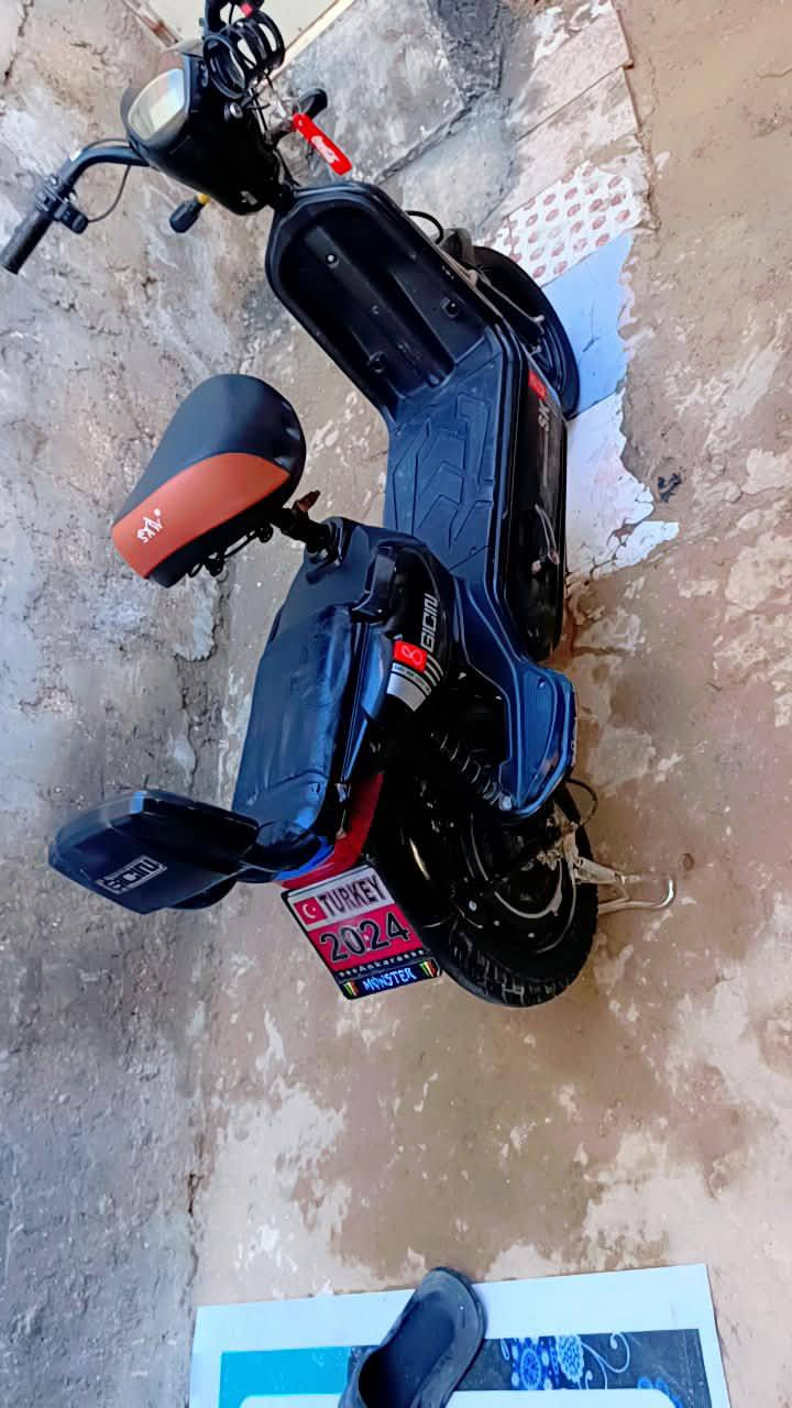 بايسكل للبيع بطاريات جدد سرعته سرعه 50 بايسكل نظيف والسعر 200 وبي مجال مكان في المشخاب هذا رقم الواتساب ***********
