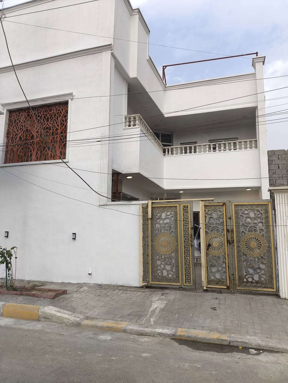 بيت طابو صرف للبيع  200 متر طابقين منفصلة بدرج خارجي بناء 2020 شارع 12 م
التاميم القادسية الثانية قرب محلات ام شهد من جهة وقريب من ماركت المصطفى من جهة اخرى وقريب من مول الغزال من جهة اخرى 
كل طابق يحتوى على غرف نوم 2 هول ومطبخ وديوانية وصحيات الطابق الاول بناء طابوق 
الطابق الثاني ثرمستون 
بناء سنة 2020
ارتفاع البيت عن الطرمة 40 سم 
وارتفاع الطرمة عن الشارع 40 سم 
الشوارع مبلطة مدارس واسواق ومسجد قريب 
هذا رابط الموقع 

https://maps.app.goo.gl/QqenN6vY2sCkr8Gq8

لمزيد من التفاصيل   
واتس اب 
***********
