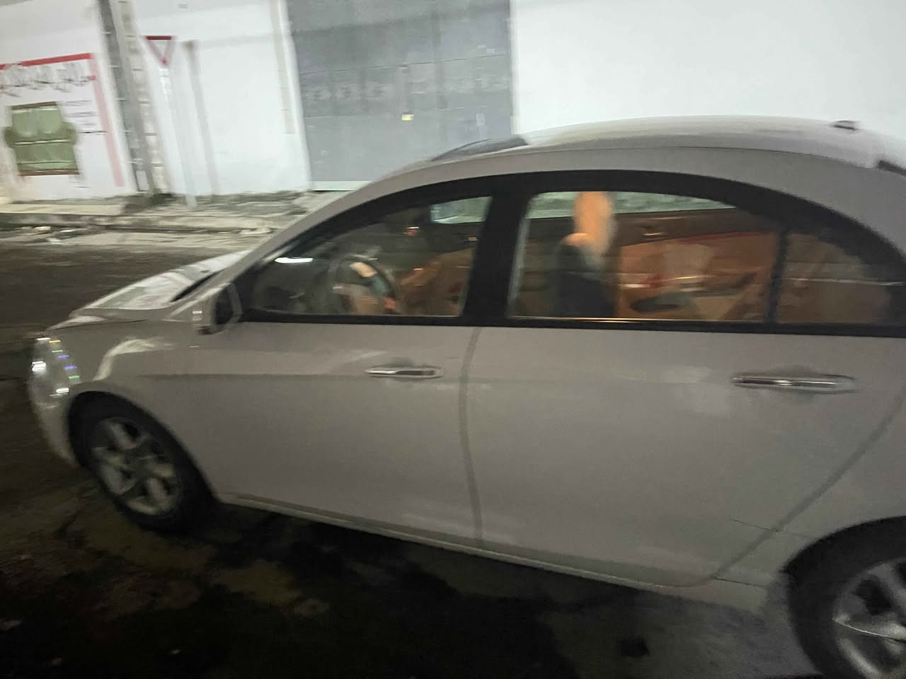 السلام وعليكم 
سياره ام كران جيلي سياره نضيفه كير محرك شرط 
سياره كلين الموديل 2013 رقم كركوك مشروع وطني شرط تحويل عنوان كركوك قضاء الدبس 
رقم الهاتف *********** Singapore
