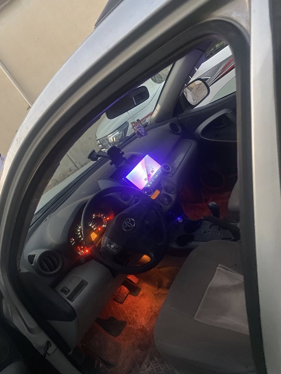 سڵاو هاورێیان  TOYOTA RAV4 بۆ فرۆشتن سەیارەکە زۆر جوان و پاک ماوەتەوە بەس ماشاللە دەوێ مۆدیل 2011 رەنگی سلڤەر مواسەفاتی بەسمەو شەخال شاشە ئایپات و کامێرە تەبرید لەمس و سوکان ڤۆلیۆم گێرو مەکینەو تەقە و رەقەی بەشەرتە چوار تایەی  ننوێی لەبنە  سەیارەکە بەس سنوقی پشتەوەی یەک بست بۆیاخە  ژمارەی تەلەفۆنی خاوەنی ***********
