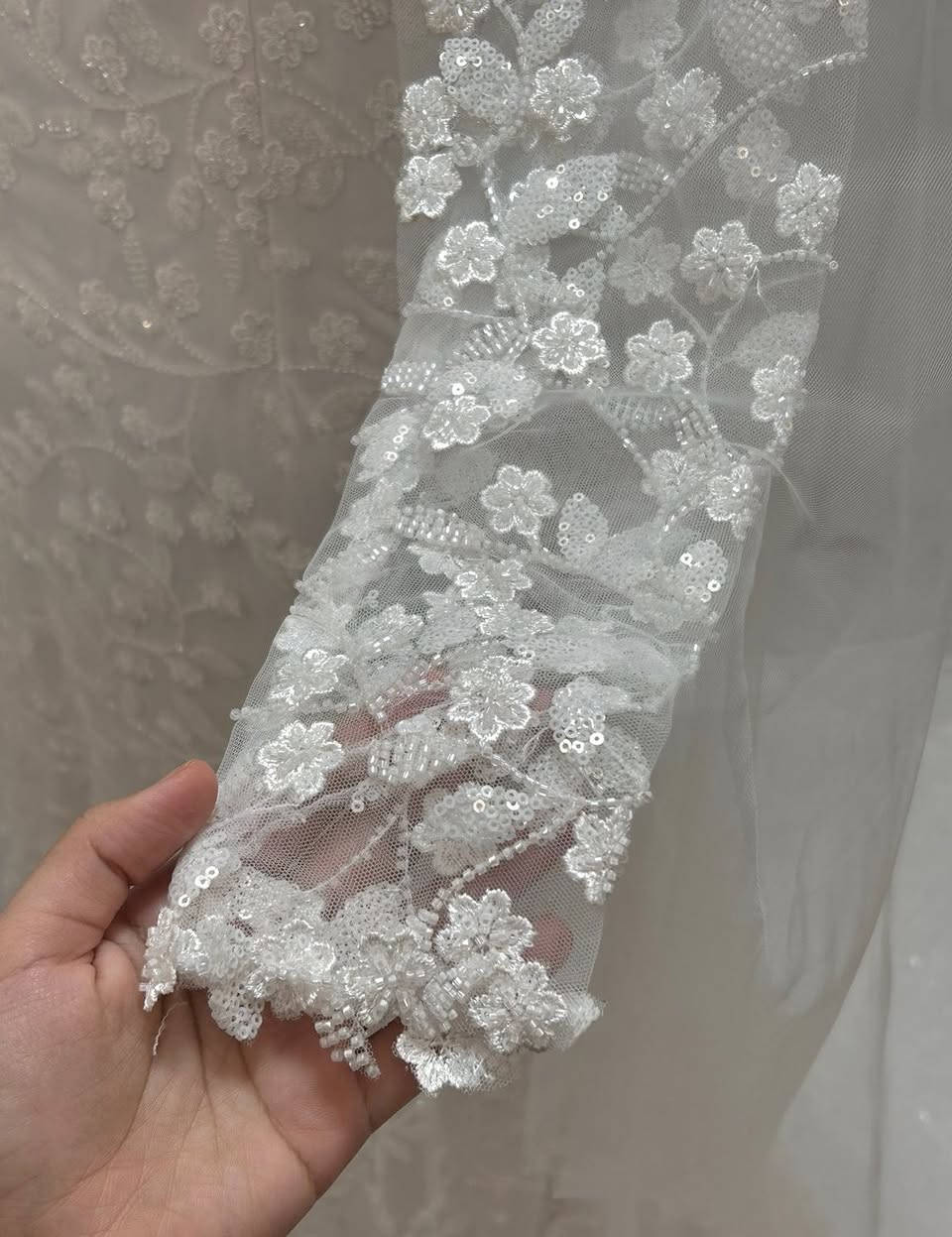 السلام عليكم بنات 
فستان عرسي للبيع صارلة شهر واحد من كمل. سوولياه تفصال على الطلب كله شغل يدوي على الصدر و الردان و الطرحة و بي كورسيه داخلي كلش ينحت البطن و الخصر . يلبس قياس ٤٢/٤٤ و بي قياطين من وره يتكبر و يتصغر.
مغسول و مكوي و متعطر و يوصل ويه الطرحة مالته 
رايدته ب٩٥٠ الف و بيه مجال بسيط
الي يعجبها تستفسر او تحجزه تراسلني خاص


**إذا كنت صاحب هذا الإعلان وتريد حذفه لأي سبب، رجاءا أرسل رسالة إلى الدعم الفني**