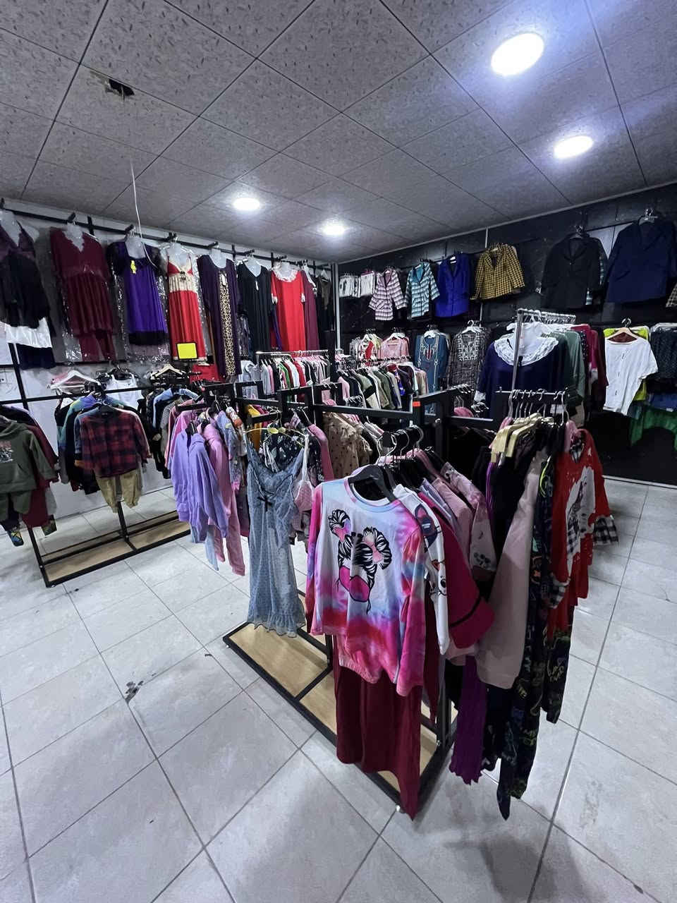 محل كوزمتك ملابس نسائيه وملابس اطفال للبيع شلعه كامله 
للاستفسار ***********
للتوضيح البيع فقط الملابس والكوزمتك
