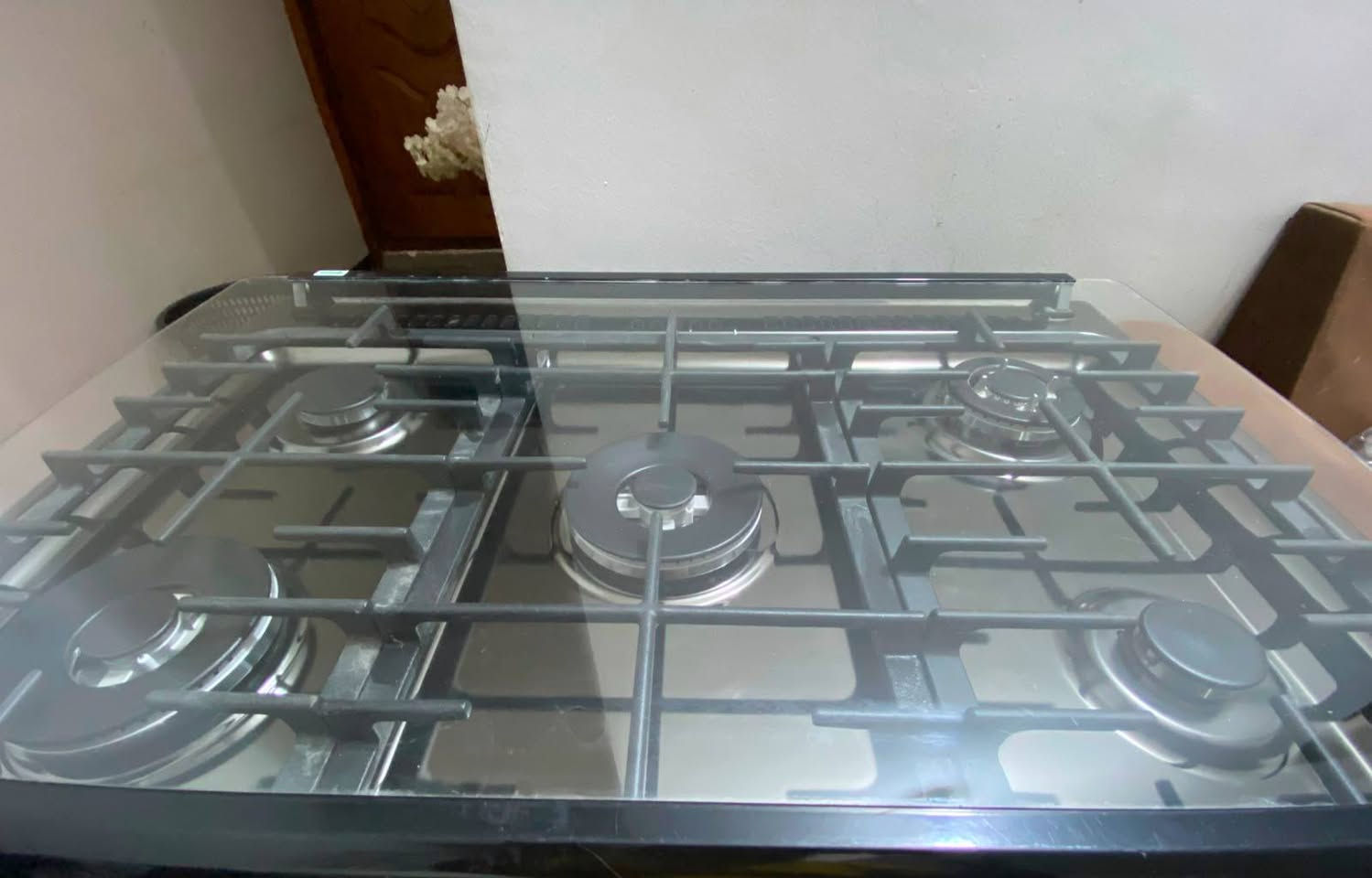 للبيع طباخ بيسون (Bison) موديل LU-FULL90 SMK – جديد
مقاس 90×60 سم.
5 عيون غاز، منها شعلة وسطية كبيرة.
فرن غاز واسع.
شواية كهربائية.
مروحة توزيع حرارة داخل الفرن.
مروحة تبريد.
إضاءة داخلية للفرن.
شاشة رقمية مع مؤقت وساعة.
إشعال ذاتي.
غطاء علوي زجاجي.
موديل 2023.
ملاحظة مهمة: الطباخ جديد ولم يُستخدم، لكن أثناء النقل تعرضت الزجاجة الحرارية الداخلية للفرن للكسر من قبل العمال، وباقي أجزاء الطباخ سليمة.بغداد الدورة أخذته ب800 وابيعه ب600


**إذا كنت صاحب هذا الإعلان وتريد حذفه لأي سبب، رجاءا أرسل رسالة إلى الدعم الفني**