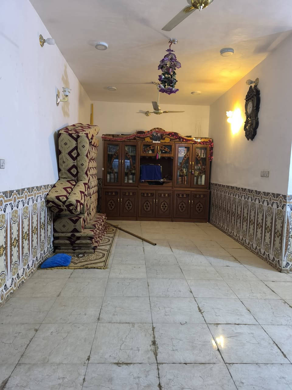 للبيع بيت بحي الفلاح / طابو صرف/ مساحه 225 م / وره حقل الغاز القديم/  بي غرفتين وصاله ومطبخ وديوانيه وصحيات/  الاستفسار  ،*********** بي واتساب ***********/
