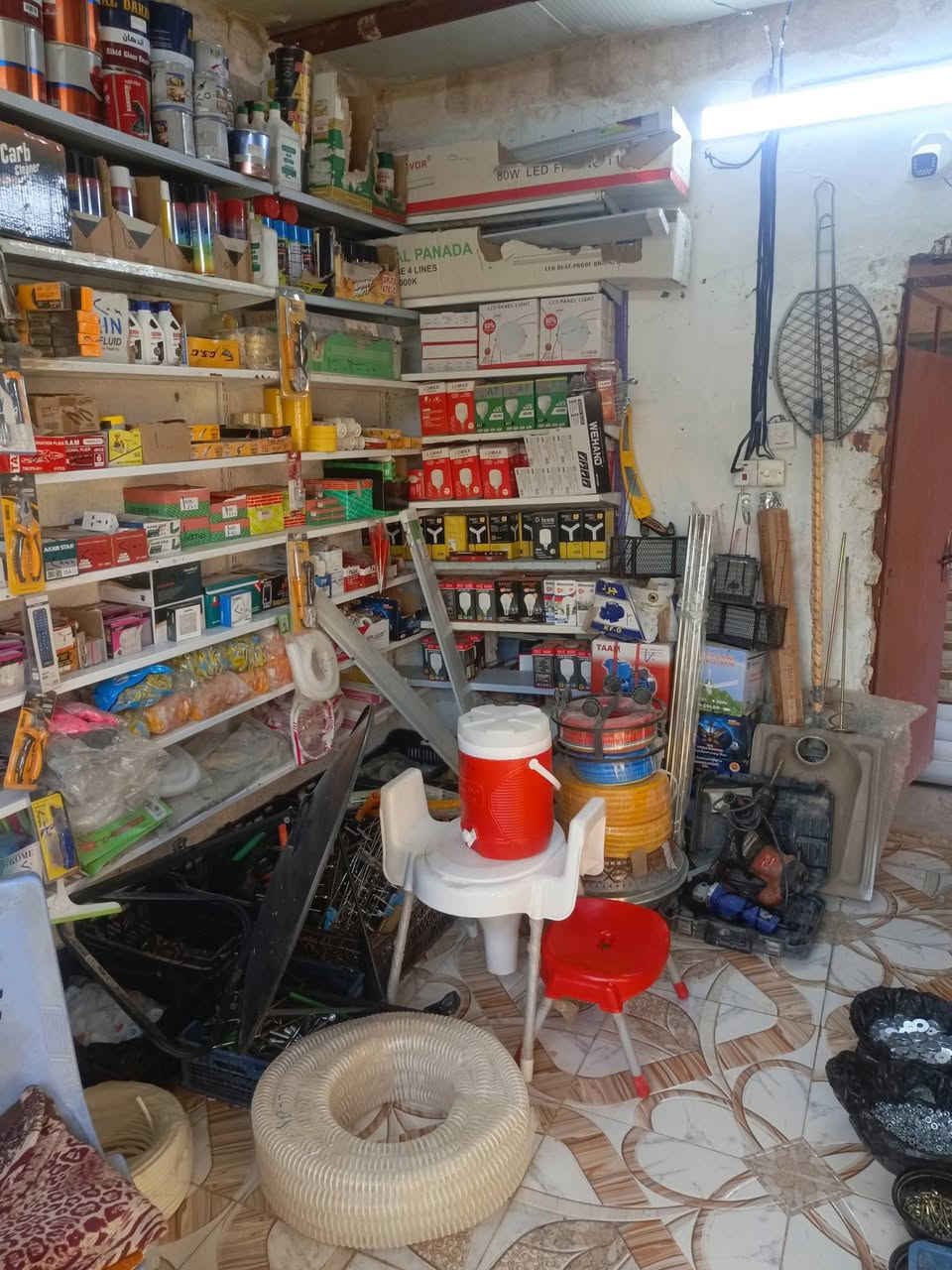 عندنا اغراض الانشائيه في العماره في الف دار للبيع ***********
