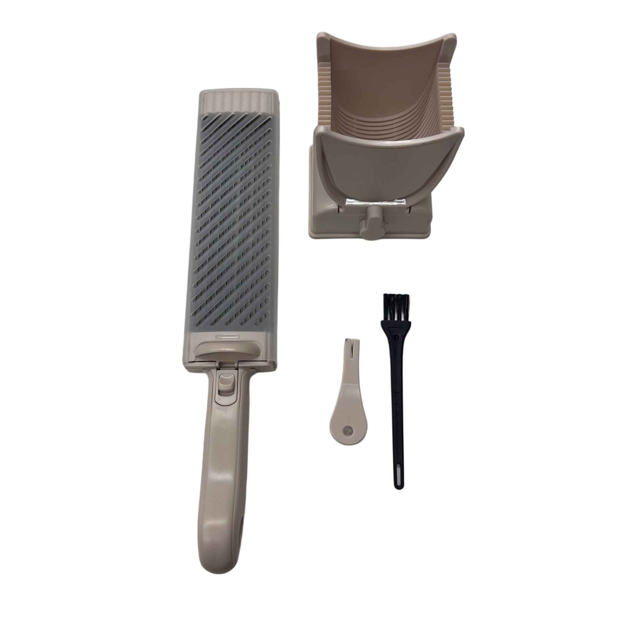 قطّاعة اللحم الطازج متعددة الشفرات – Fresh Meat Slicer
أداة مطبخ مخصّصة لتقطيع اللحم الطازج بسرعة وبشكل متساوٍ، مصممة للاستخدام اليدوي السهل داخل المطبخ.

• مخصّصة لتقطيع اللحم الطازج (Fresh Meat)

• تقطيع سريع بعدة شرائح في ضغطة واحدة (حتى 18 قطعة في القطع الواحد)

• تصميم متعدد الشفرات بزاوية حادة 8°

• إمكانية الحصول على أشكال تقطيع مختلفة حسب الاستخدام

• تثبيت قوي بواسطة قاعدة شفط للاستخدام الآمن

• تشغيل يدوي بدون حاجة للكهرباء

• الاستخدام: تقطيع اللحم الطازج، التقطيع، الفرم
• عدد القطع في القطع الواحد: 18 قطعة
• زاوية حافة الشفرات: 8°
• سماكة التقطيع:
 • 4 مم شرائح
 • 4 مم شرائط سميكة
 • 2 مم شرائح رفيعة
• الخامة:
 • الجسم: ABS
 • الشفرات: ستانلس ستيل 420
• التثبيت: قاعدة شفط (Suction Base)
• طريقة التشغيل: يدوي

محتويات العلبة
• قاعدة تقطيع (Knife Bank)
• حامل السكاكين
• وحدة الشفرات
• غطاء الشفرات
• فرشاة تنظيف
السعر 25


**إذا كنت صاحب هذا الإعلان وتريد حذفه لأي سبب، رجاءا أرسل رسالة إلى الدعم الفني**