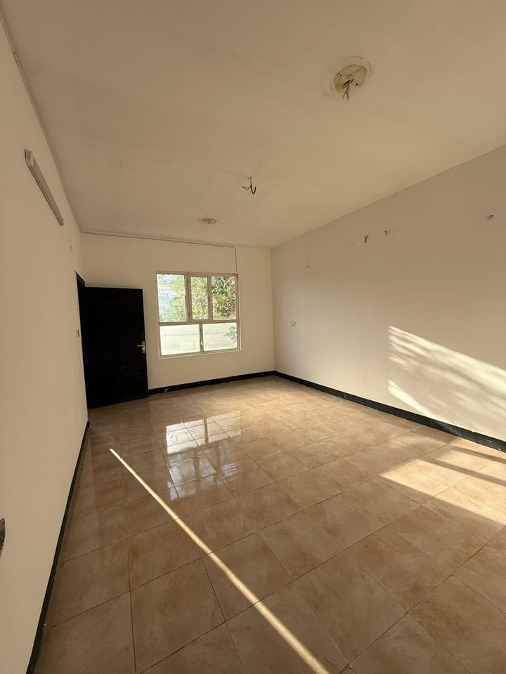 ‎💫 لدينا بيت  للاجار في مجمع اندازياران  💫
‎يتكون من 
‎3 غرفة نوم 
‎ صالة 
‎مطبخ ➕ حمام ➕ + ديوان   

‎العنوان 📍طريق ماجدي مول بجانب فلوريا ستي 
‎استفسار  ☎️ 
***********
