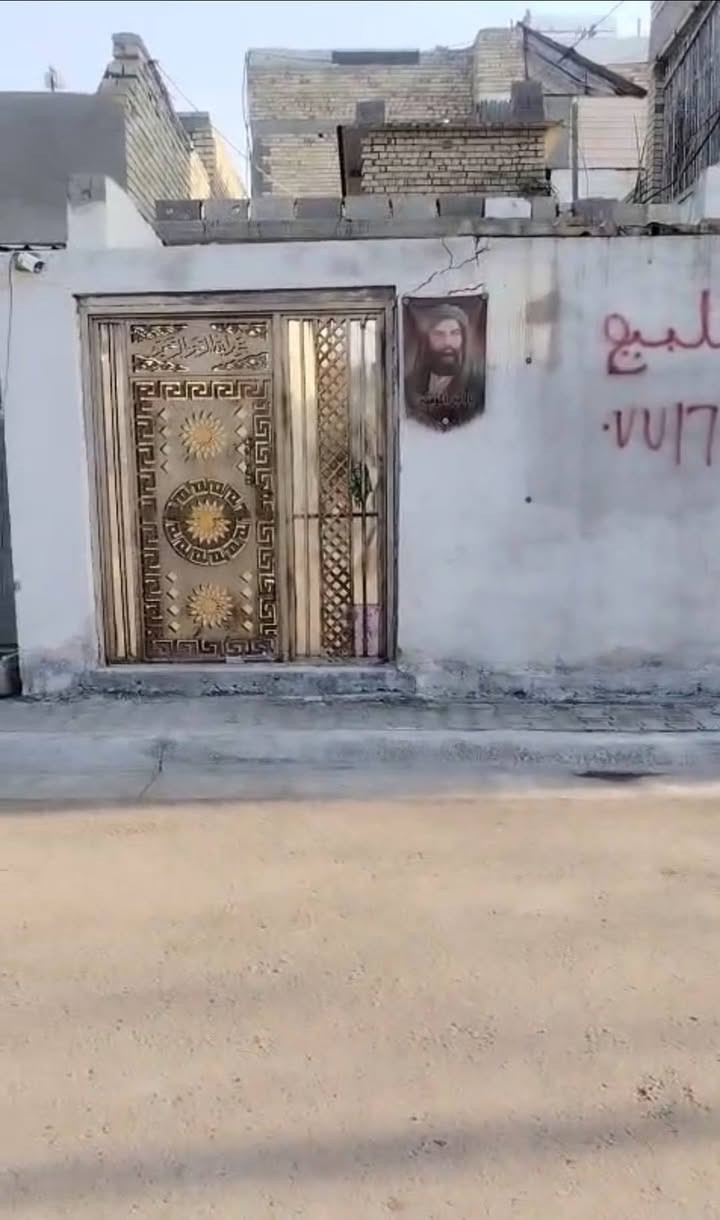 سلام عليكم بيت معه قطعه ارض مقابيل لبيت للبيع مساحته ١٠٠م مكانه الغرير نزله لوله مال سرايه سعر لبيت معه قطعه ٦٥ستفسار ***********
