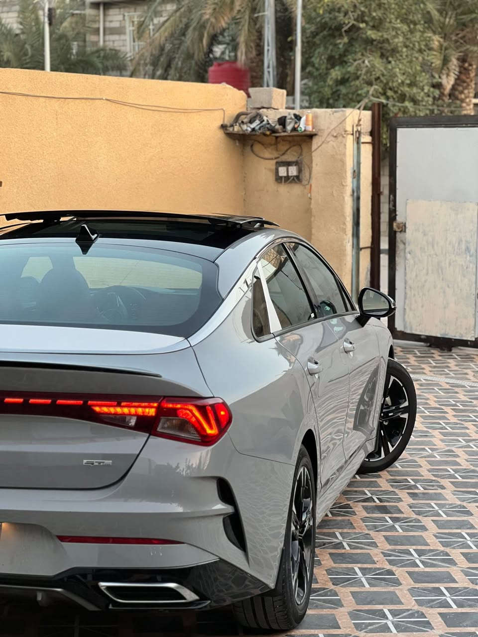 سلام عليكم كيه كي فايف وارد امريكي  
موديل  2023 فول مواصفات 
جي تي لاين مواصفات 
رادار امامي رادار خلفي رادار جانبي 
كامره حساسات خلفيه اماميه 
اربع انظمه قياده تدفئه كشنات كشنات كهربائية 
فتحه بسقف بنراما
 محرك 1600 تيربو كير 8 نمر 
تشتغيل عن بعد 
صندوق ذكي سيارة ماشيه 22 ميل 
حادث خشم بنيد مسوينه نفسه يعني كفاله حتى البنيد ما مفتوح بدون شواصي  بيه تكحيل بلباب صفحه العبري 
لون مميز اسمنتي 
 رقم بصره بسمي سنويه لغايه 2031 
تحويل حره حره ثاني يوم تحويل 
شحان لاسلكي بعد بيه مواصفات
 السعر 190 بيه مجال بلخدمه 
الاستفسار 
اتصال على الرقم *********** 
العنوان البصره
