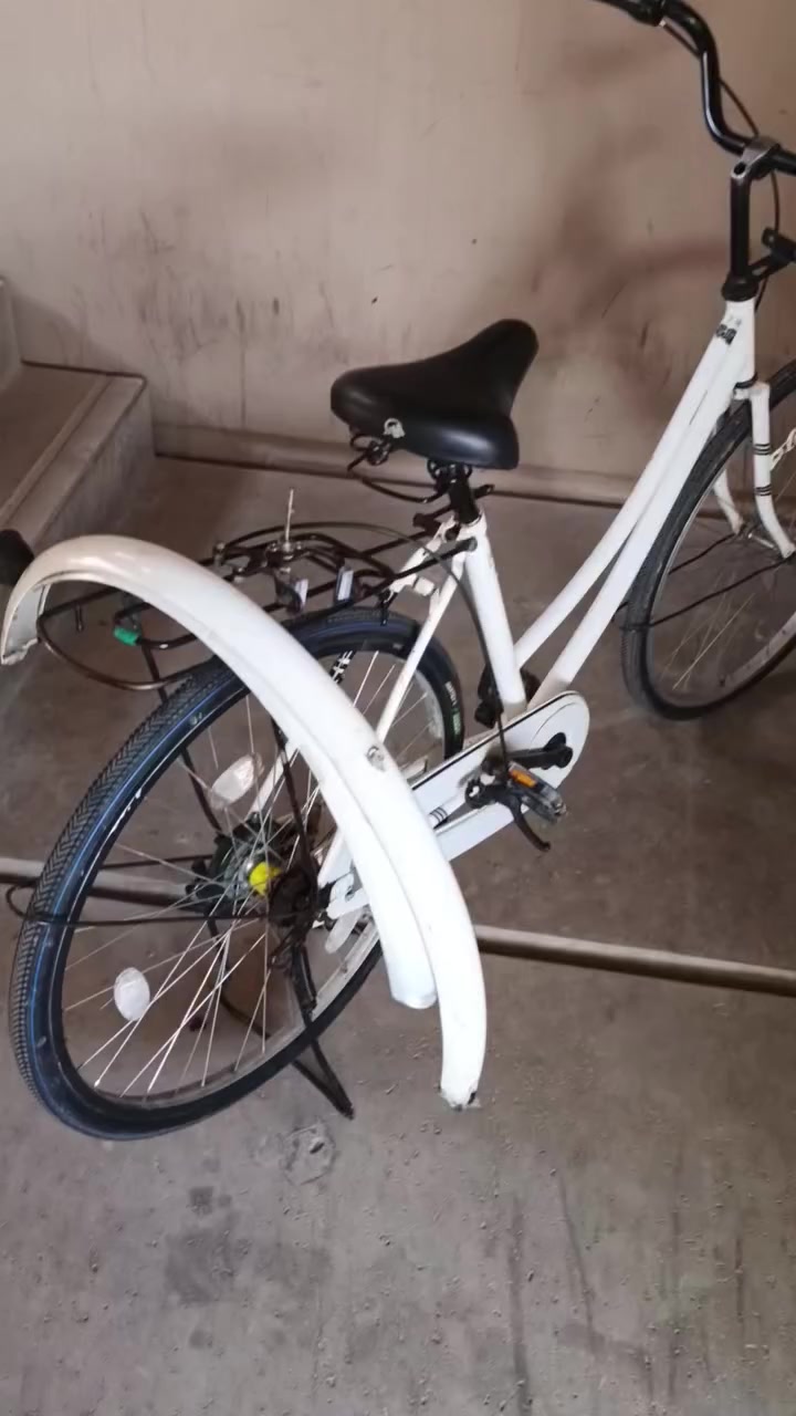 السلام وعليكم بايسكل حجم 26بايسكل كامل جاملغات بريكات تايرات جدد وجوب جدد نضافه ولمعه كله كامل بي عطل مثل ما مبين بالفيديو نقص سيامه


**إذا كنت صاحب هذا الإعلان وتريد حذفه لأي سبب، رجاءا أرسل رسالة إلى الدعم الفني**