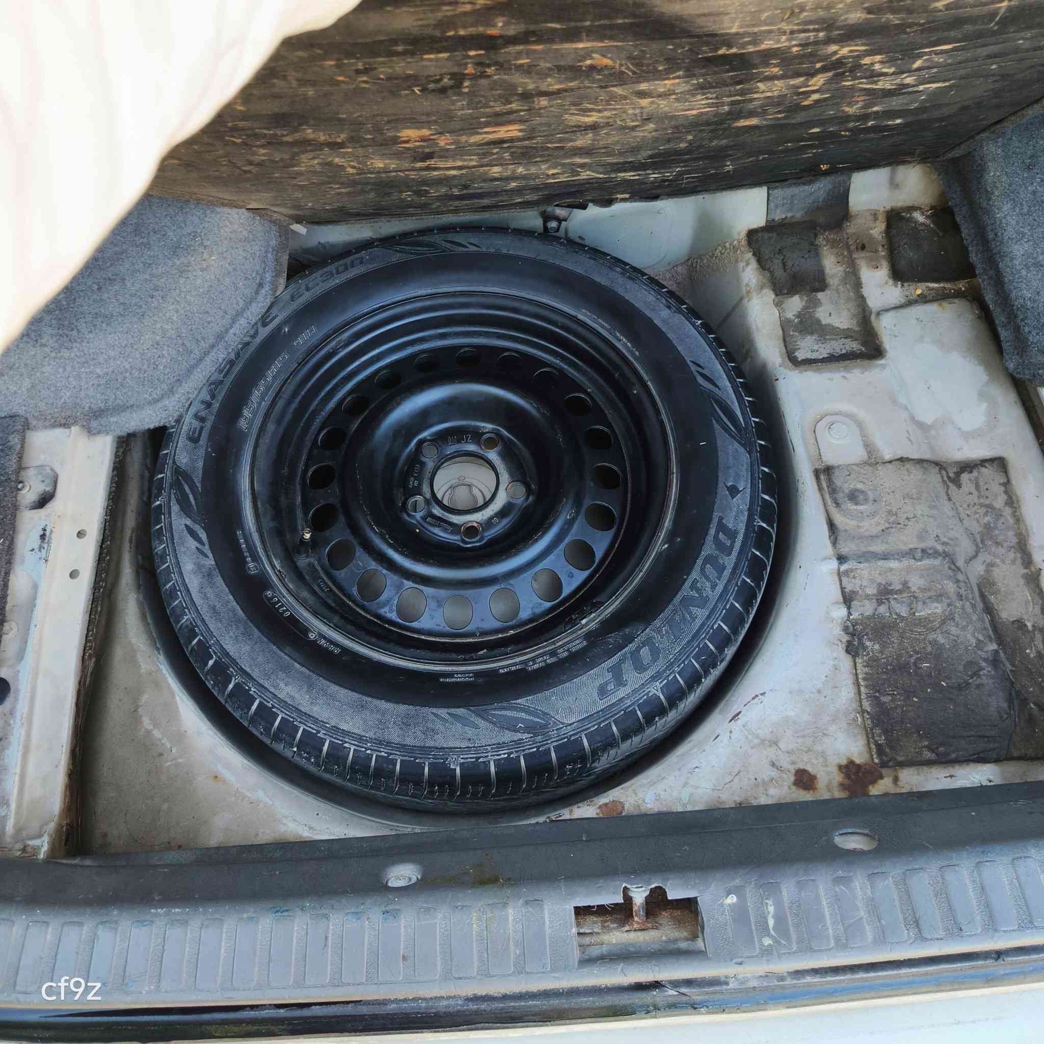 فولفو 940 كفالة
محرك 4 سلندر تيربو 2.0
كير اوتوماتيك
وارد ياباني 
فول مواصفات ماعدة لفتحة 
تبريد شغال بكل وقت 
تحكم كشنات كهربائي + تحكم مري 
شاشة وسستم سماعات وكامرة 
لمحرك بحالة جيدة لا تنقيص ولا تبخير 
مصبوغة عام الجمالية أثر جراد 
دشبول اسود ورصاصي 
كلشي شغال بيها 
سيارة عوزها بس تجفت مشط وتبدل لبور 
أما غير هذني سيارة ماعايزة شي شلعة ومعدل تخبل 
مكاني نجف قرب جسر الإمام علي 
***********
سعر 71 وبيها مجال بسيط
