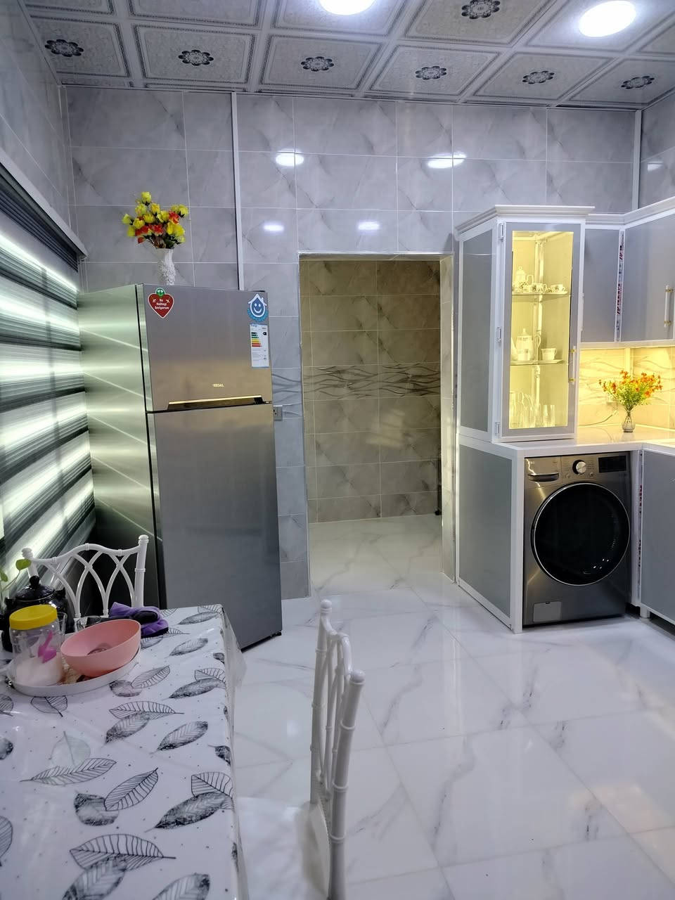 سلام عليكم بيت للايجار مساحه 150 متر يتكون غرفتين نوم وهول وحمام داخلي مطبخ حار وبارد واستقبال وبيتونه البيت صفر ونضام تكت مركزي موقع البيت نهايه دور سكك شارع تبليط مقابيل جامع الغفران للاستفسار اتصل ***********
