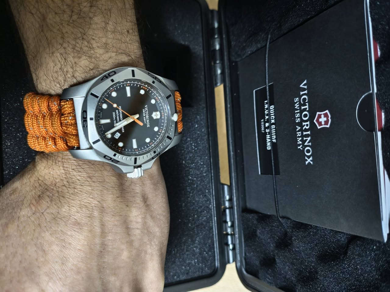 ساعة من ماركة سويسرية اصدار خاص مصنف من امتن الساعات بل عالم الساعة تتحمل ضغط عالي ومقاومة للخدوش ولصدمات مقاومة تقريبا٢٠٠متر تحت الماء قياس الساعة ٤٥ملم معدن الساعة ستالنس استيل اصلي مقاوم للصدى زجاج الساعة اكرستال مقاوم للخدوش حركة الساعة كوارتز سويسري دقيق جدا عقارب الساعة و الارقام مضيئة في الضلام ضمان الساعة خمس سنوات ضمان عالمي حقيقي
بعدين الساعة معروفة واسف ع الاطالة مطلوب بل ساعة مليون و650 الف دينار السعر بي مجال شي بسيط واتساب ***********
