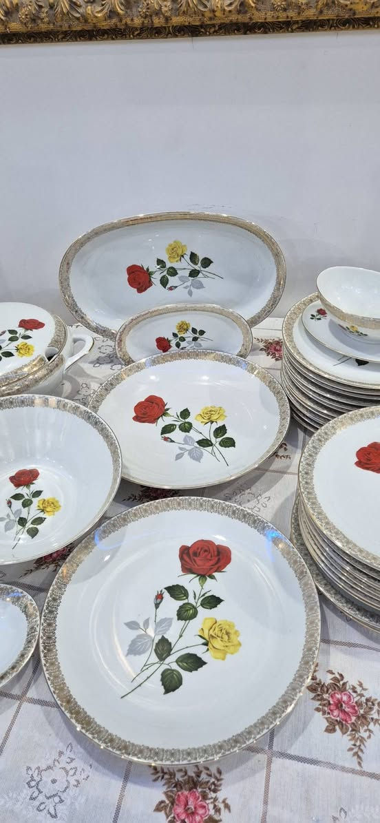 Service de table Winterling Bavaria en véritable porcelaine 1er choix pour 12 personnes, 43 pièces en excellent état

12 assiettes creuses

23 assiettes plates

2 P.assiettes ovale 

2 G.assiette de  35 cm

G.assiette ovale 35 cm

Soupière

Saladier

Saucièr


**إذا كنت صاحب هذا الإعلان وتريد حذفه لأي سبب، رجاءا أرسل رسالة إلى الدعم الفني**