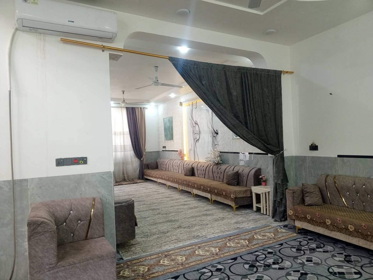 السلام عليكم بيت للبيع المساحه 200متر يحتوي على استقبال 7/4
وصاله 9/4
وغرفتين 5/4كل غرفه
مطبخ حار او مطبخ بارد
صحيات داخليه او خارجيه 
بناء جديد صارله أقل سنه 
موقع كربلاء حي الساهرون ثالث قطعه عن شارع الحزام الاخضر قرب مجمع الغدير موقع كلش حلوو 
سعر 147وبي مجال قليل 
***********
***********
