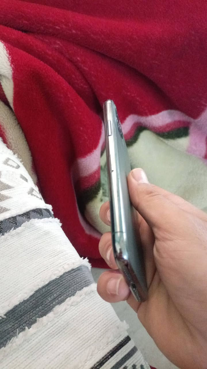 ايفون ١١ برو بطاريه ٧٨ بس ميصرف ابد وكع مني قبل شهرين صار خط بل شاشه مبدل بطاريه سعر -200وبي مجال للطيبين *********** واتساب غير متواجد ع فيس
