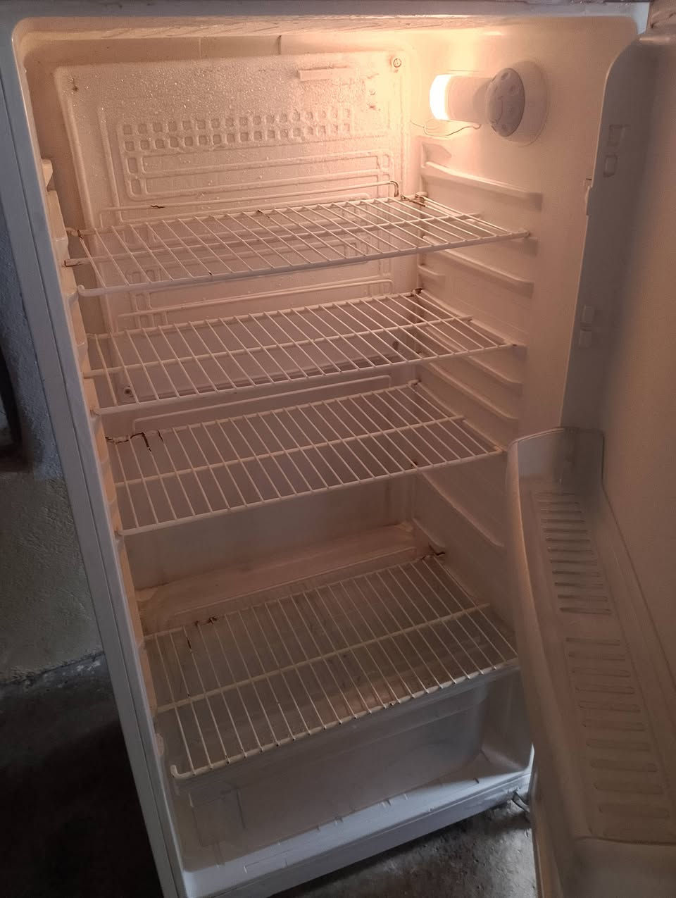 ثلاجه رويال شرط ما بيه شي نضيفه 22قدم سعر 130 /***********
