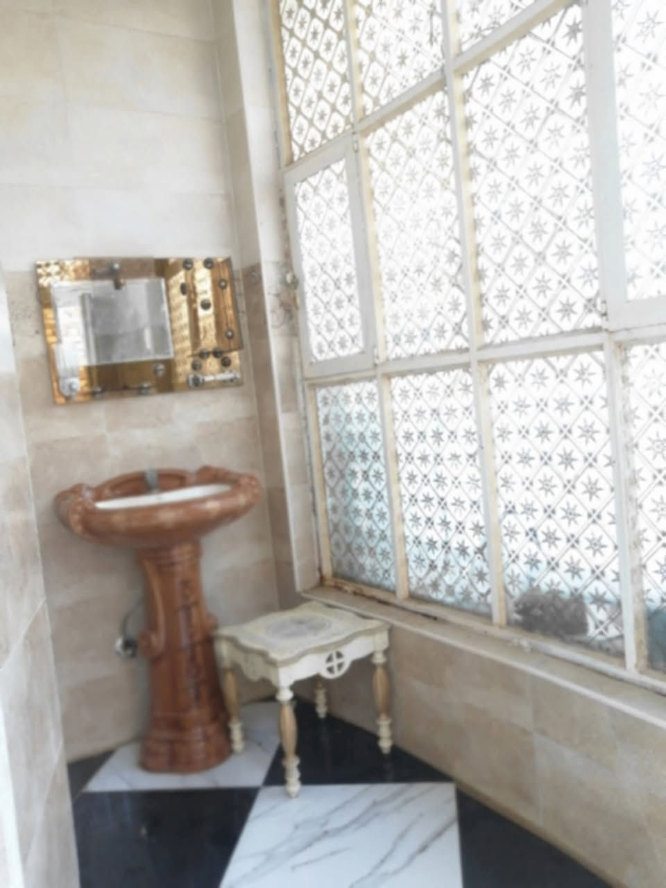 بيت للبيع – الديوانية / حي الشرطة خلف الأكاديمية

🔹 المواصفات:

المساحة: 200 متر

البيت طابو صرف 

بناء حديث جديد من الداخل و الخارج فقط بدون لبخ

يحتوي على:
• غرفتين نوم
• صالة واسعة
• مطبخ + برّاني
• صحيات داخلية وخارجية

الطابق الثاني: صالة + سطحين يمكن بناء غرفتين إضافيتين

ممرات للتهوية  2 + مدخل منفصل + طارمة واسعة

🔹 الخدمات:

شارع تبليط مع رصيف

ماء + مجاري + كهرباء وطنية

💵 السعر: 185 – وبيه مجال قابل للتفاوض 
✨ البيت جاهز للسكن وموقعه مميز خلف الأكاديمية.

📞 للاستفسار والاتصال: [*********** ] 

ملاحضة الماسنجر محذوف فقط اتصل على الرقم 

---
