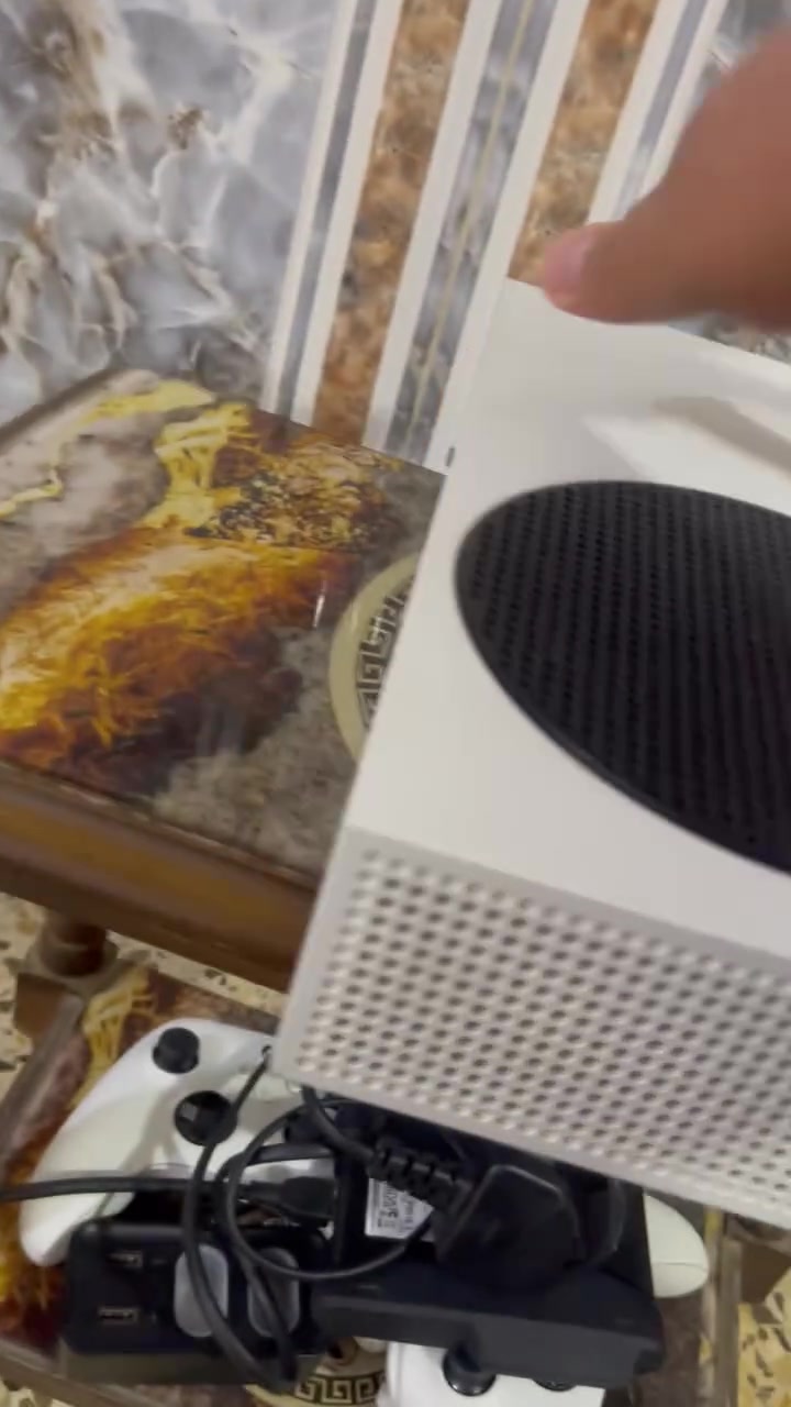 السلام عليكم 
Xbox series s للبيع إصدار 2022 
اني اشتريته ب 2022/9 الجهاز نضيف  ما داخل تصليح يجي ويا
 يدتين نضافه 60‎%‎ إلى 70‎%‎ داخلات تصليح 
شغالات 100‎%‎
بدون كارتونه 
يجي ويا بطاريتين وقاعده شحن وكآمل ملحقاته 
سعره 420

ومتوفر هارد 2 تيرا ADATA سعره 80 الف 
الموقع بغداد الدوره ابو دشير 
رقم الهاتف /***********
لا يتوفر توصيل
