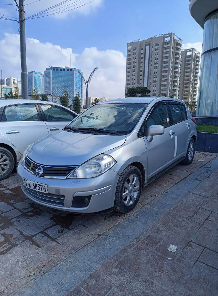 نیسان ڤێرسە ئەمریکی  مۆدیل 2009 گێر تۆماتک مەکینە20 تەبرید سارد و گەرم بەشەرت،  تەعدیل سورعە، سێ پارچەی پێشی سبوخە لەگەل نیو سندوق بەدەنەی پێشی گۆرایە ، تەقە و رەقە بەشەرت بەناو کردن بەشەرت، 70هەزار غرامەی لەسەرە ، هەزە نوێیە ،سۆیلی گێری تازە گۆرایە و رون و فلتەر تازە گۆرایە ، سەنەوی سێ چار مانگی مایە، مەکینەی کەمێک سەرفی هەیە،  سعری 88 و مەجالەکە برایانە
*********** أربيل, العراق
