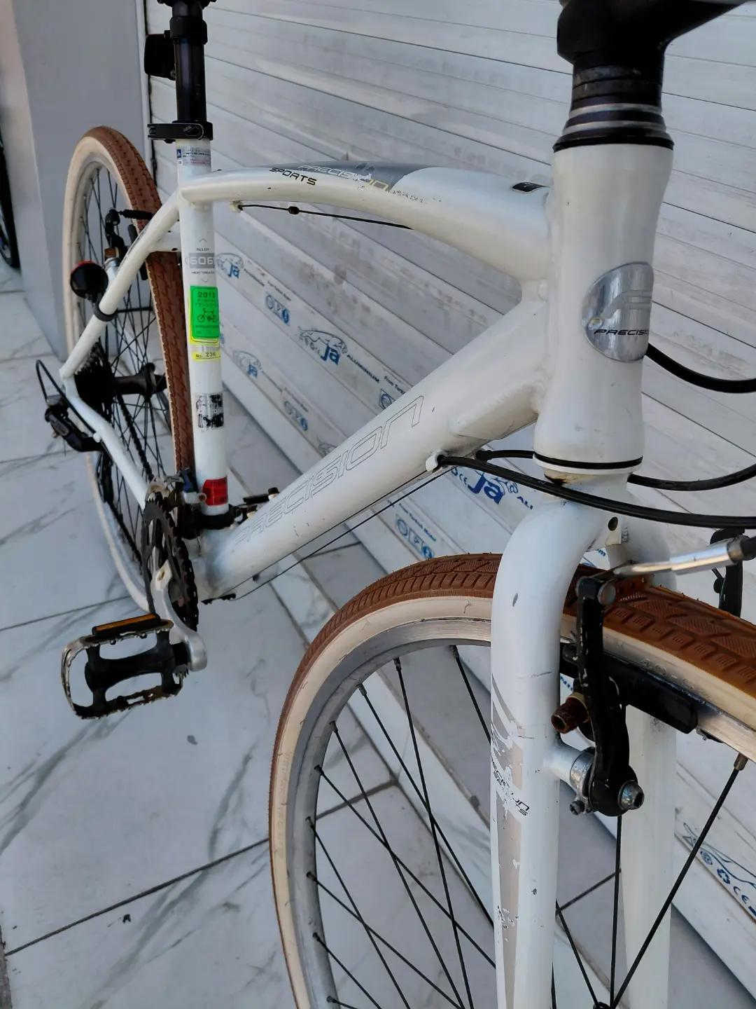 PRECISION C700 ارتفاع الفريم 46 فول المنيوم ماشة حديد 3 × 8 سرعات من SHIMANO ويالة طبقتين كمبليون تايرات 700 / 37 جاهز ومرتب السعر 165 الف شامل التوصيل    ✈يوجد توصيل لجميع المحافضات ✈ كركوك مدخل سايدين حي الاسرى والمفقودين  معرض ابو شيفان ( *********** )
