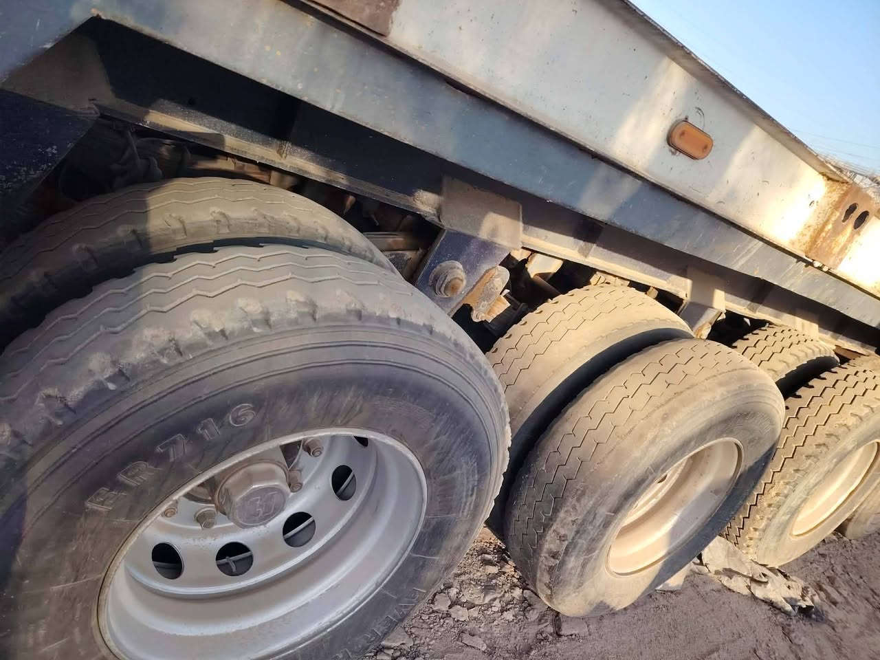 عربانه فلات عمل الجرف مديل ١٨ طول 12.60 تخم تاير 4 دناكير ألماني شريط صيني 60 جاهزه للعمل من صندكه ثلاجه مطبخ جاهزه من كلشي ***********
