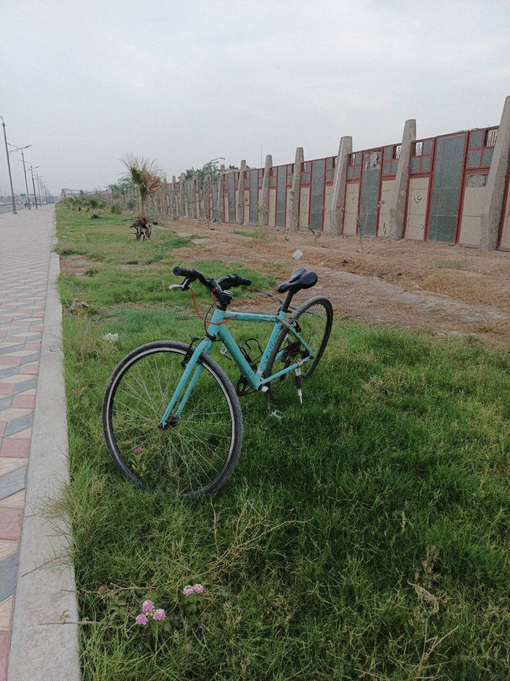 بايسكل رياضي معاصر ولونه أزرق فاتح، في حالة جيدة ومناسب للرحلات اليومية. يتضمن مقعد مريح ومقود سهل التحكم. مثالي للياقة البدنية أو التنقل السريع داخل المدينة. تصميمه عملي ومناسب لجميع الأعمار.