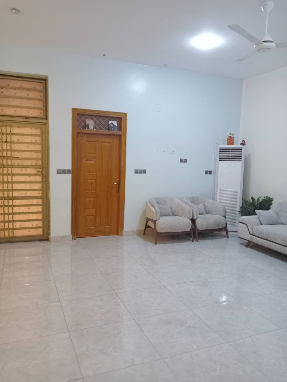 دار 200متر السكان الصناعي قرب مدرسه احمد يرسف بناء حديث
***********
