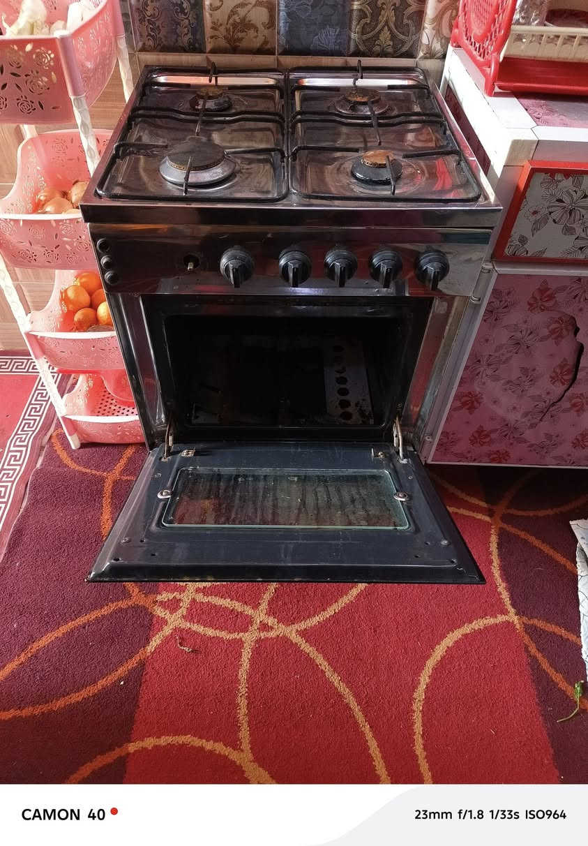 طباخ أبو الاربعه نضيف شغال كامل سعرة 65 مكانه زين القوس ***********
