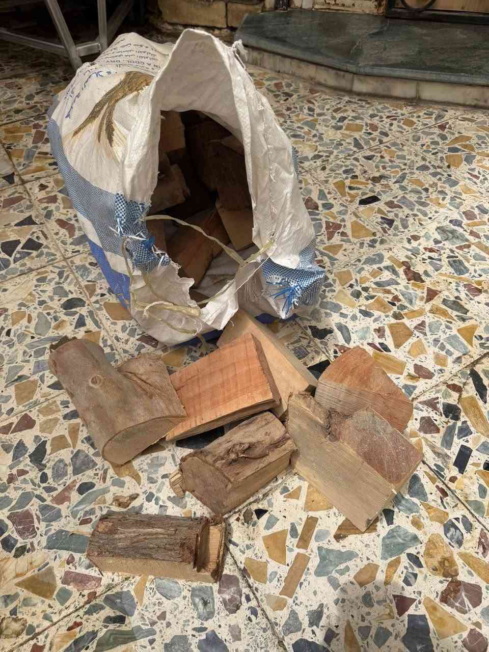 على بركة الله حطب لشوي لشاي للطبخ  للمواكب سعر كونيه 10 الاف كونيه كبيره مال طحين مكاني بغداد بلديات *********** واتساب متوفر حطب يابس قوي مرتب
