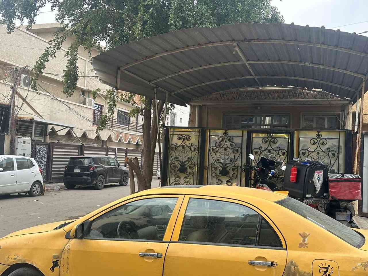 السلام عليكم..دارللبيع في حي الجهاد/شارع  افران الطائي مقابل مدرسةيافاعرض الشارع15م المساحة90م واجهة4ونص  نزال 20
الدارركن فرعي طابق ونصف يحتوي على صالةومطبخ وحمام داخلي وحولي وغرفة نوم في الطابق الاول وغرفةفي الطابق الثاني فقط للاستفسارالاتصال على الارقام التالية
***********أو
***********
