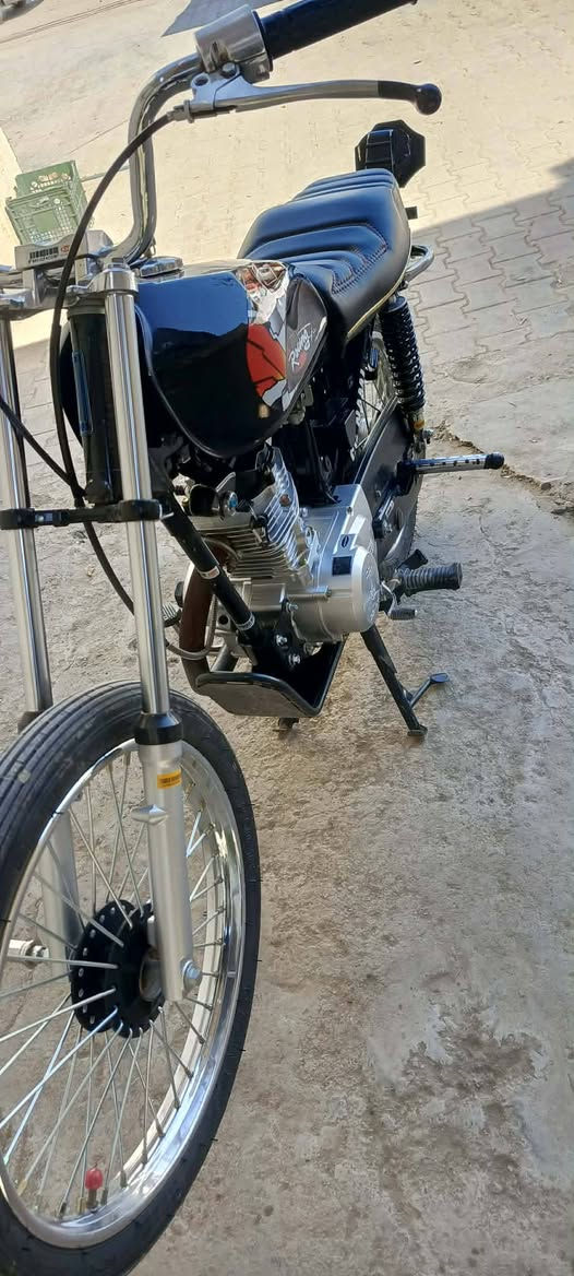 السلام عليكم دراجة للبيع شاصي 25 مكينة سيجي دراجة جير من الله ما صارلهة شهر من معمرة وهاذة رقمي ***********
