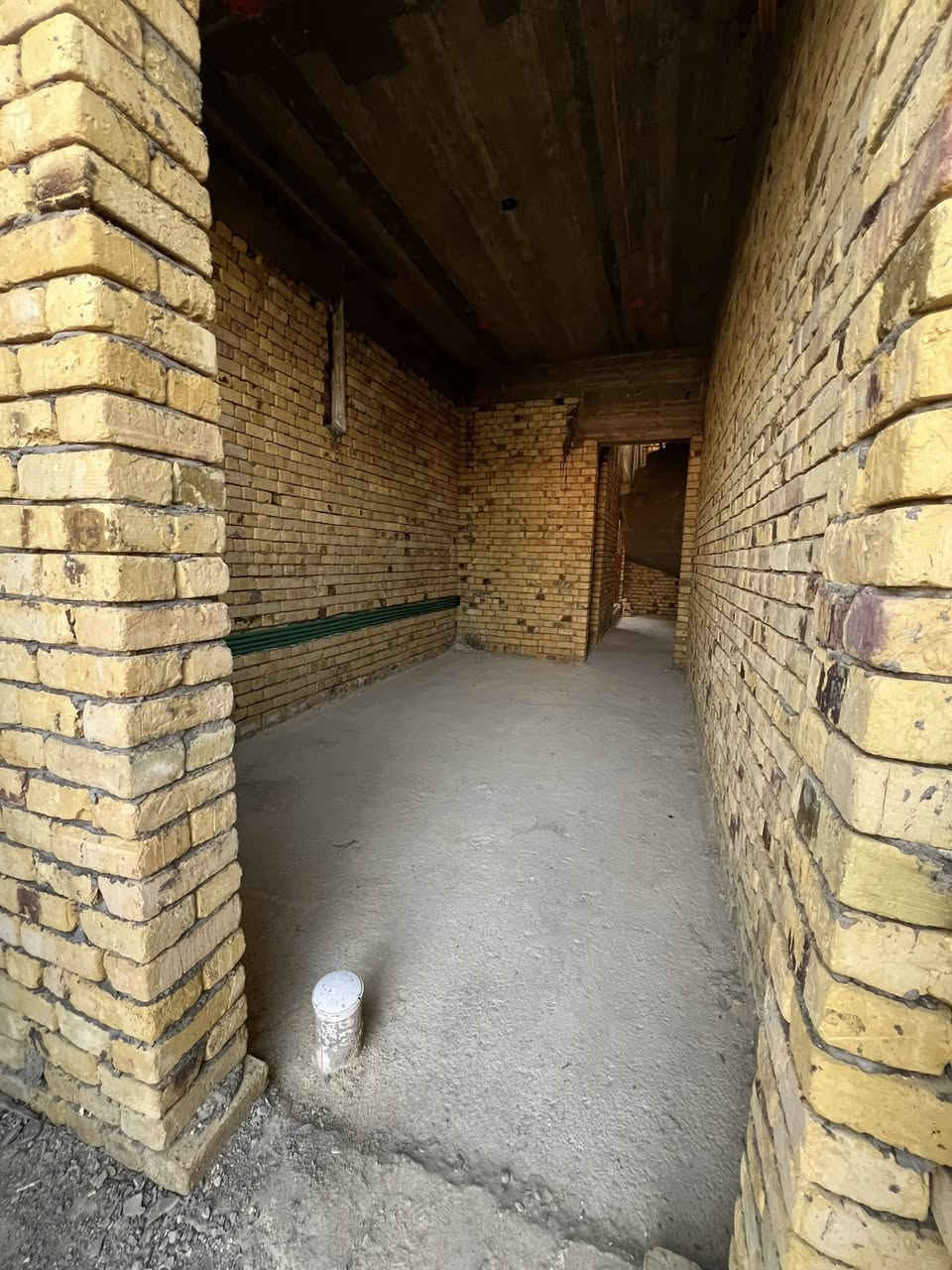 🏡 للبيع - بيت حديث في حي الحسين
📍 الموقع: النعمانيه - حي الحسين - شارع المدارس (شارع عريض ومميز)
📐 المساحة: 130 متر
🏗️ البناء: حديث وتحت الإنشاء حالياً
🏠 يتكون من طابقين
🔑 تسليم مفتاح خلال شهر 7
لديك خياران:
✅ شراء العقار على وضعه الحالي 
✅ أو استلامه جاهزاً (تسليم مفتاح) بعد إكمال أعمال البناء.
للاستفسار والمعاينة:
📞 ***********
العمدة للعقار
عماد الشمري
