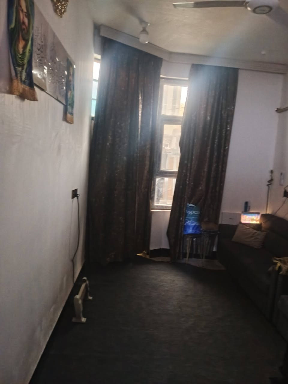 سلام عليكم بيت في مدينت الثوره وره بانزيخانت الحله طابو صرف ثالث البيت على الشارع البيت طابقين الطابق الاول يحتوي على غرفتين نوم وصاله ومطبخ وهول وصحيات داخليه وخارجيه والطابق الثاني بيه غرفتين وسصطح البيت كامل مابيه اي نقص فقط الواجهيه عايزه لبخ وكير طابو صرف باسم ابو البيت وسند موجود الييحب يستفسر اكثر يتصل على هاذا الرقم او يراسل الصفحه 0760 146 3882
